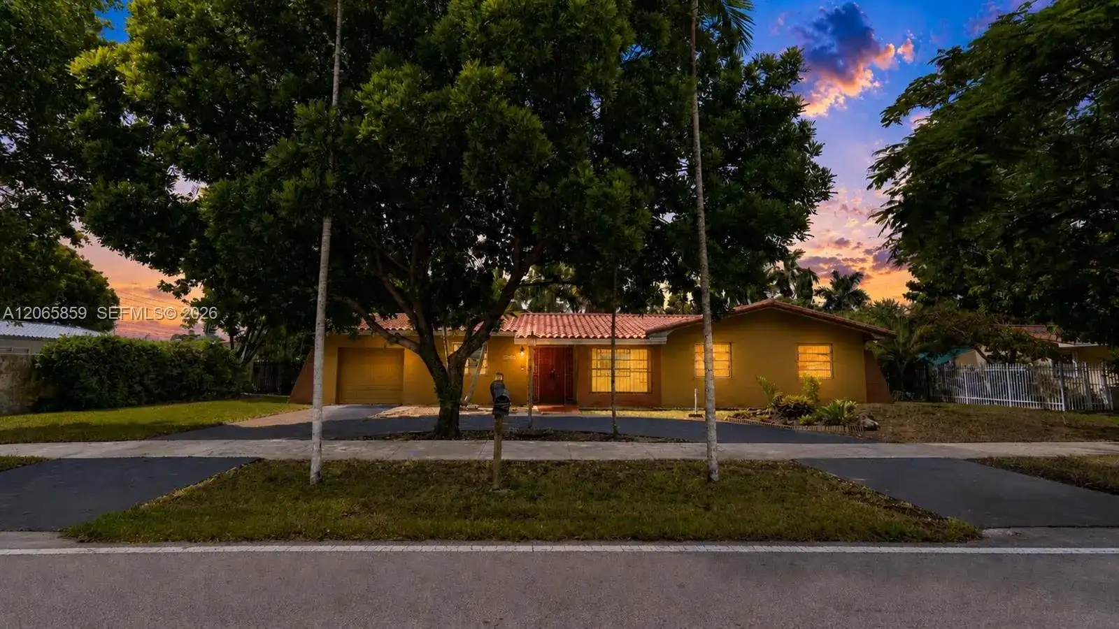 10710 SW 32nd St, Miami FL 33165 photo 2