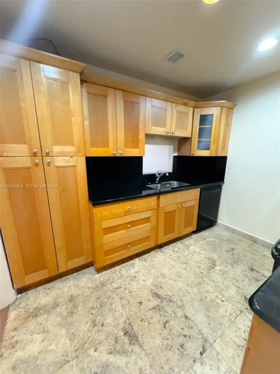 2008 Jackson # B7, Hollywood FL 33020 photo 2