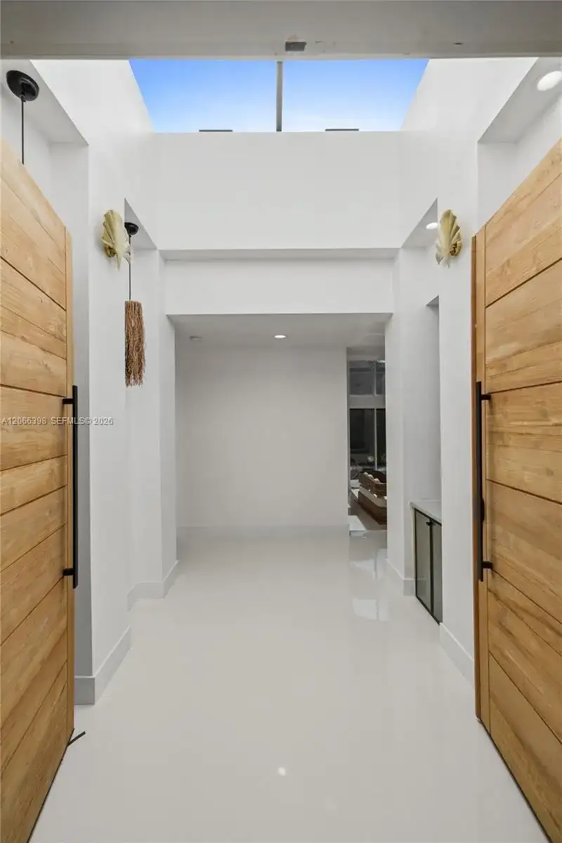 16203 NW 82nd Pl, Miami Lakes FL 33016 photo 4