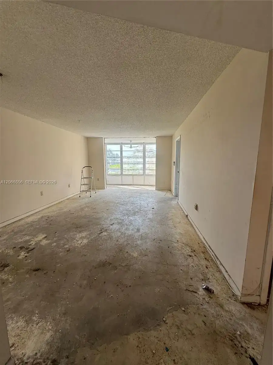 8325 Sunrise Lakes Blvd # 112, Sunrise FL 33322 photo 4