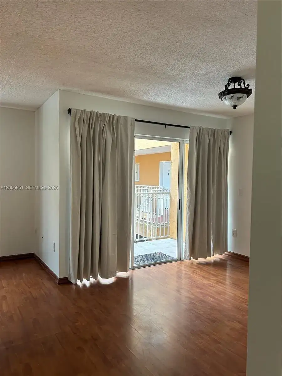 6245 KENDALE LAKES CR # 215, Miami FL 33183 photo 2