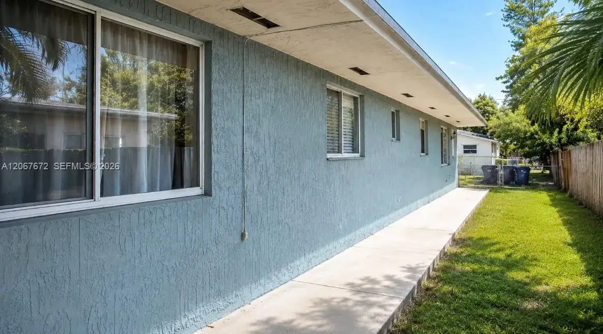 2411 Thomas St, Hollywood FL 33020 photo 2