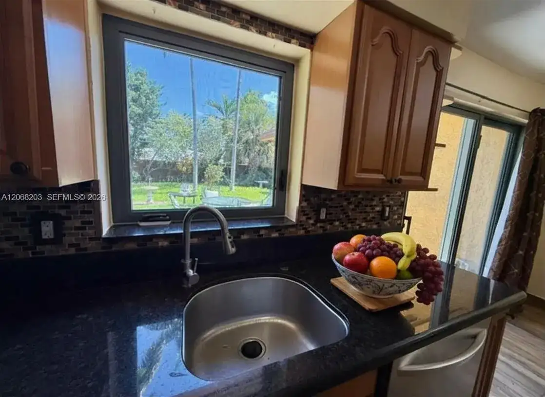 1124 NE 7th St, Hallandale Beach FL 33009 photo 4
