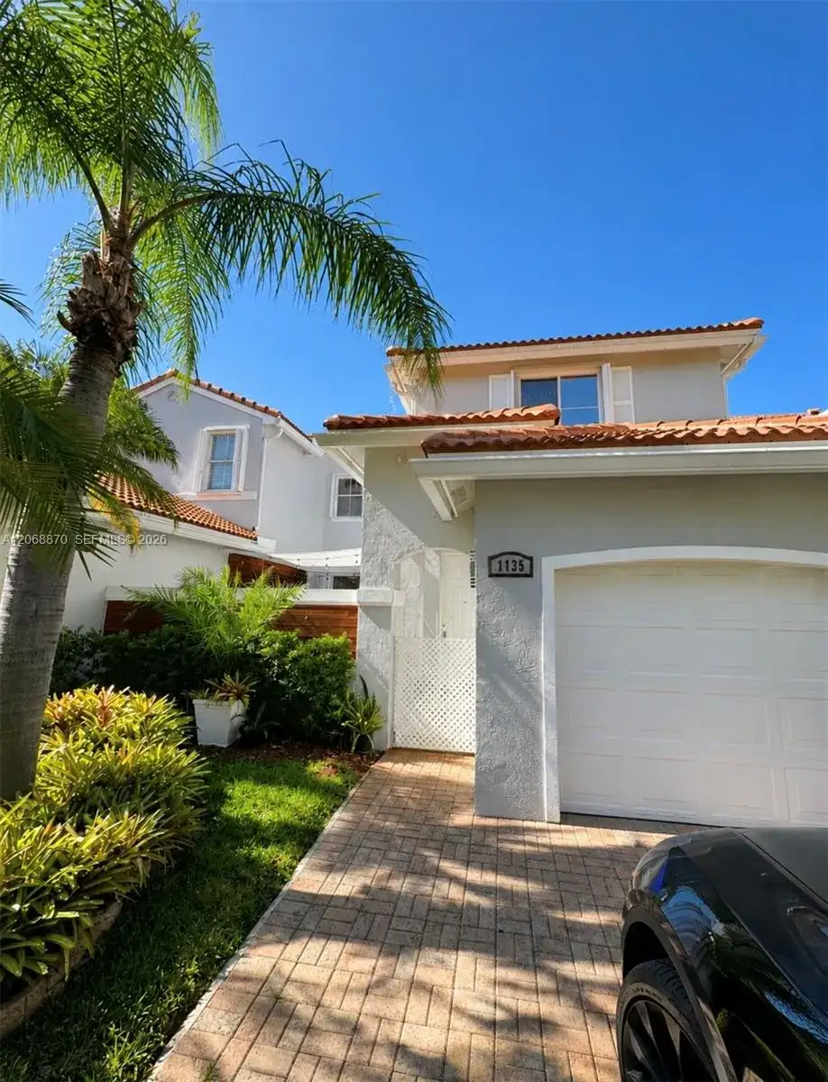 1135 Cherrypalm Ln, Hollywood FL 33019 photo 2