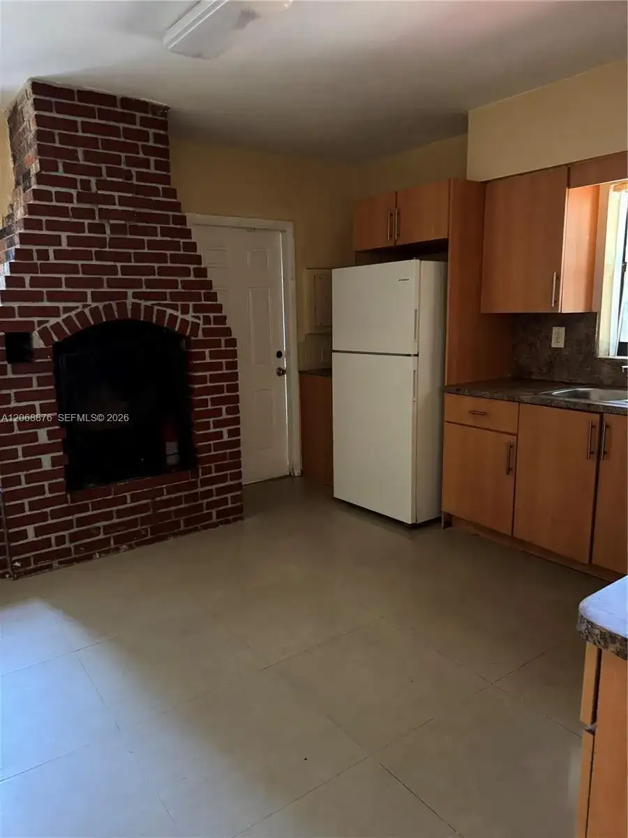 695 NE 151st St # 3, Miami FL 33162 photo 4