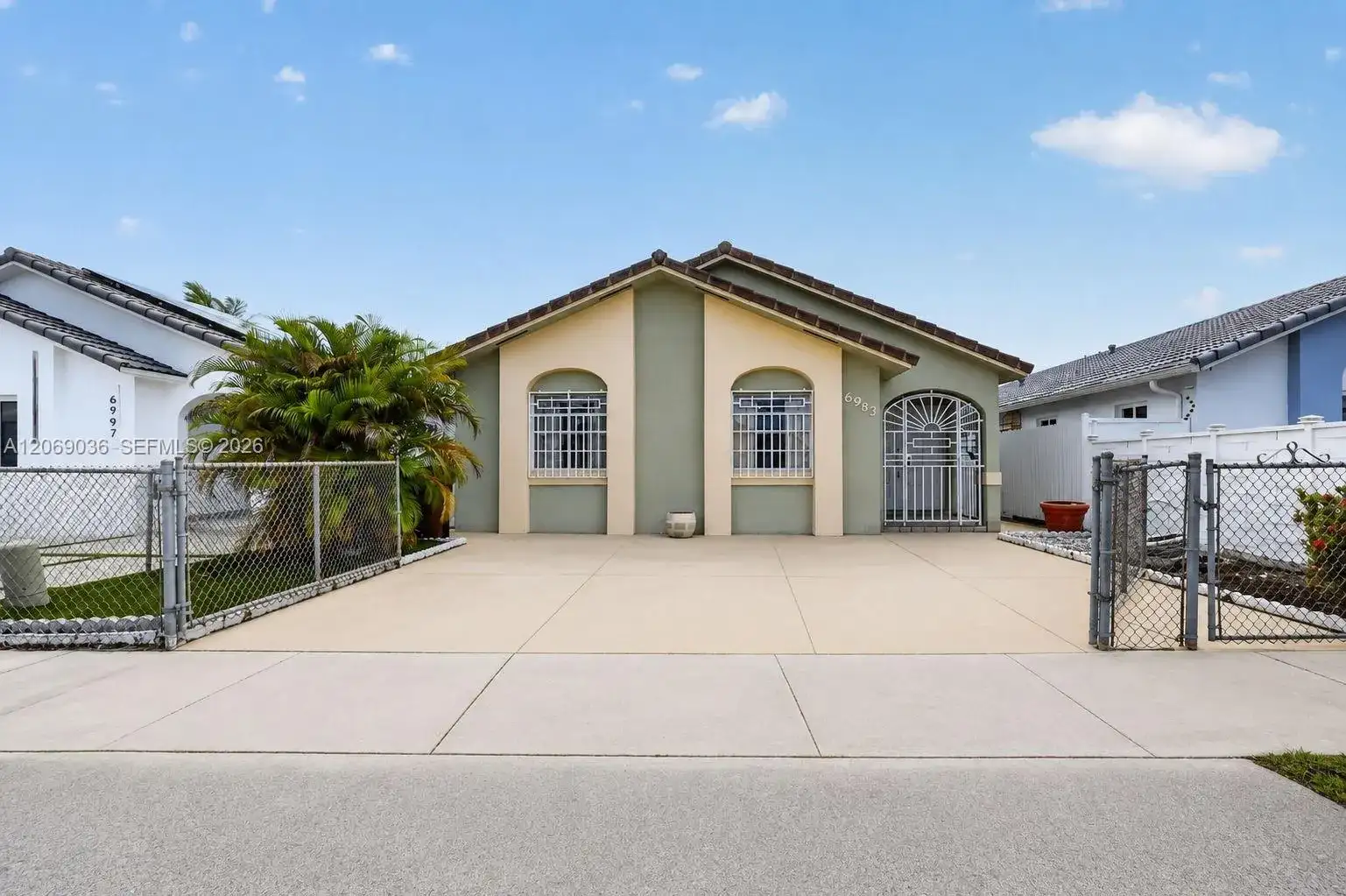 6983 W 24th Ln, Hialeah FL 33016 photo 2