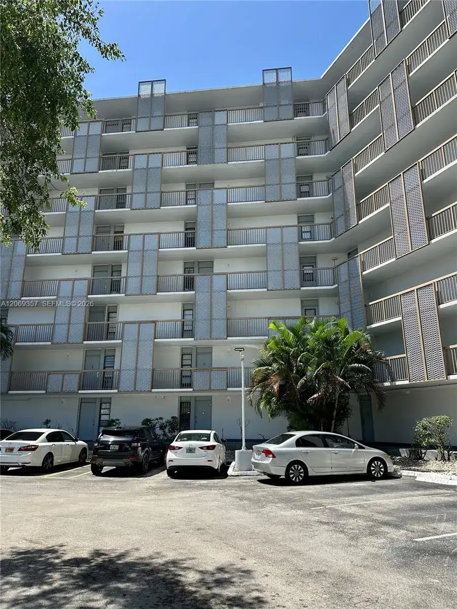 3401 N Country Club Dr # 216, Aventura FL 33180 photo 2