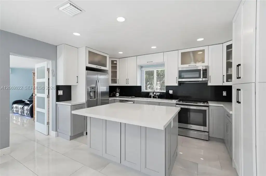 1580 NE 34th St, Oakland Park FL 33334 photo 4