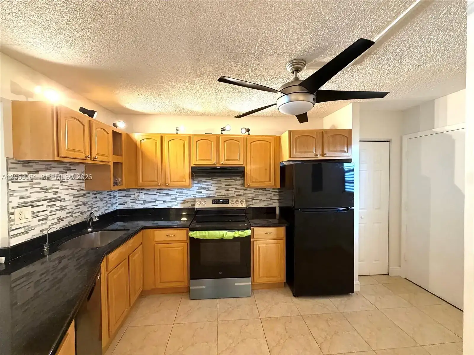 1660 NE 191st St # 1, Miami FL 33179 photo 2