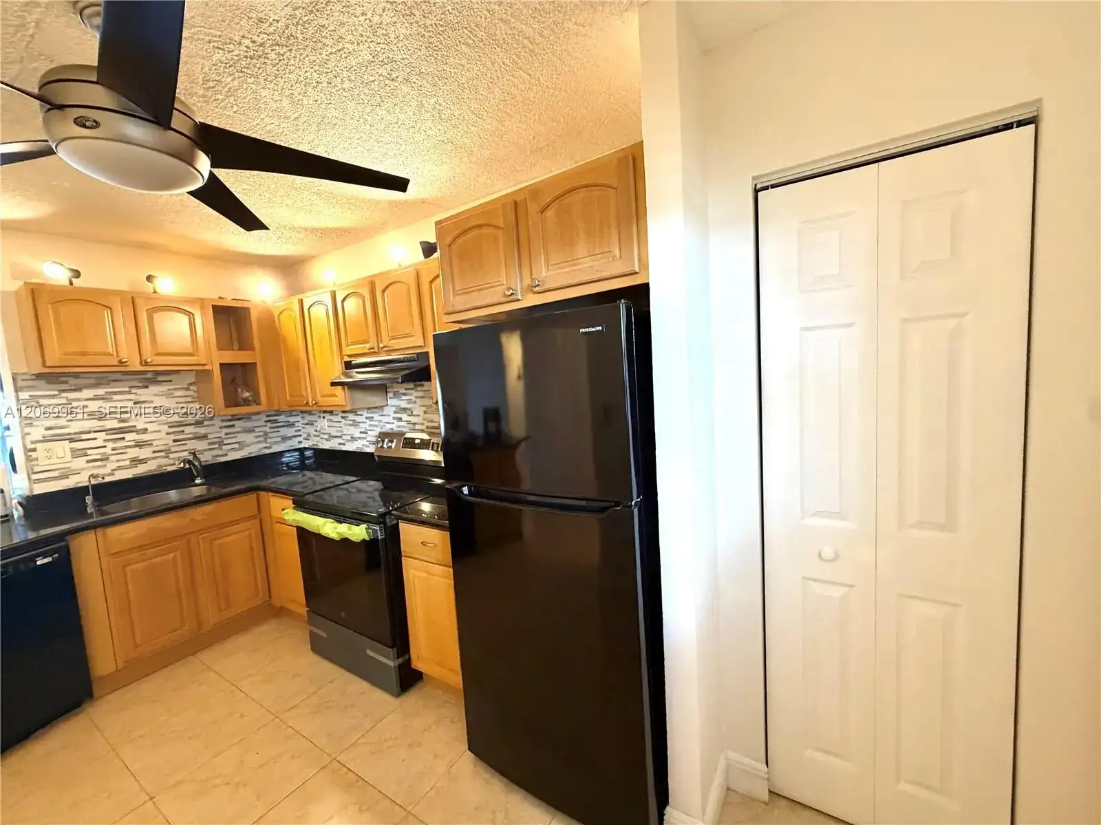 1660 NE 191st St # 1, Miami FL 33179 photo 4