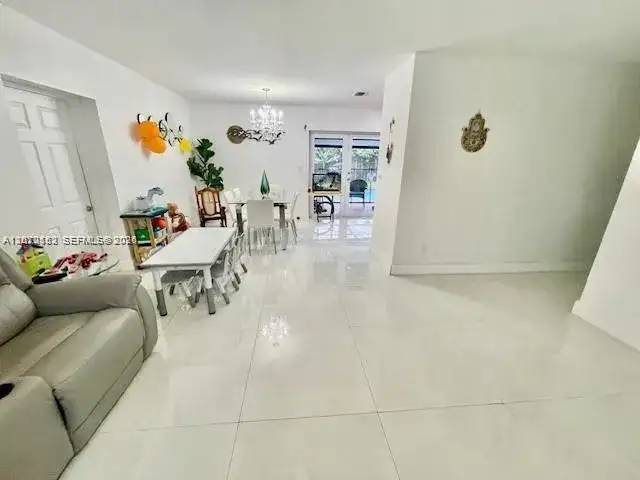10891 N Snapper Creek Dr, Miami FL 33173 photo 4