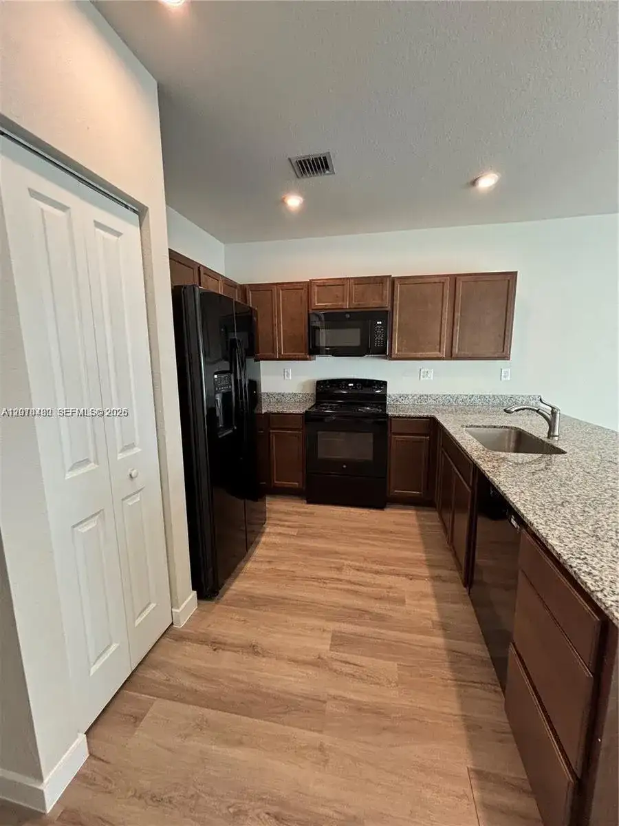 1021 NW 5th St, Florida City FL 33034 photo 3