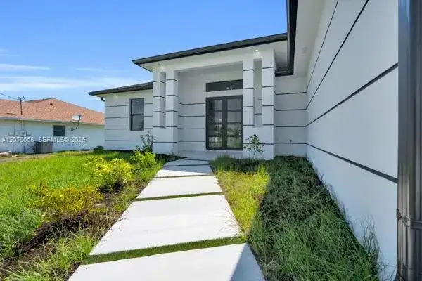 1413 NE 4Th Pl, Cape Coral FL 33909 photo 2
