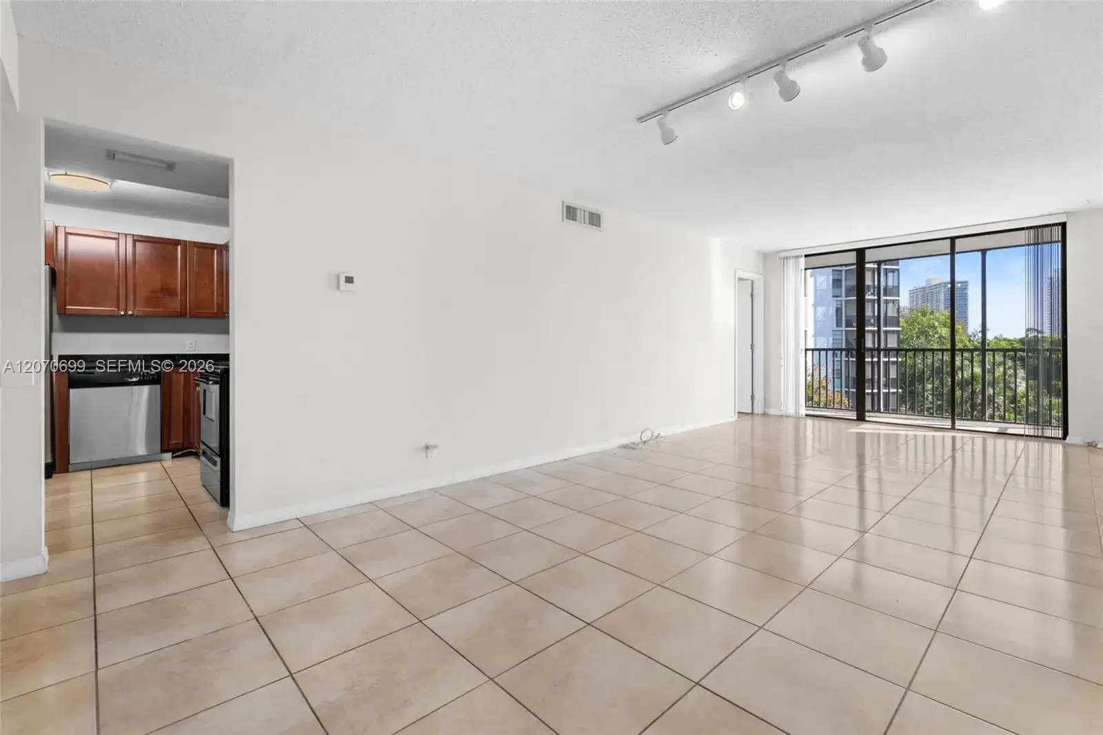 3401 N Country Club Dr # 519, Aventura FL 33180 photo 2