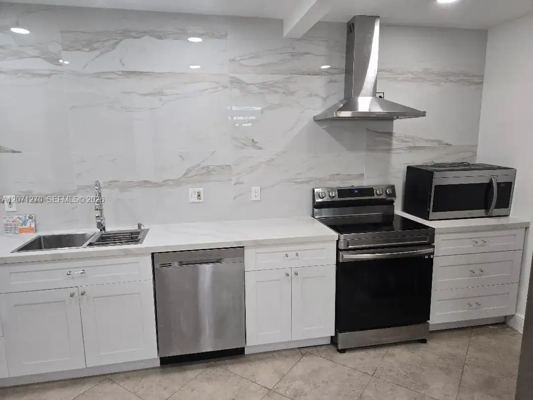 18360 NE 22nd Ave, North Miami Beach FL 33160 photo 4