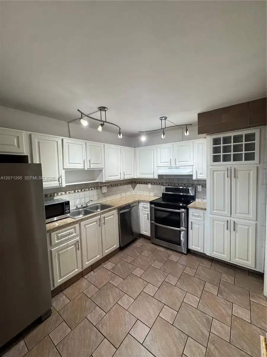 215 Lakeview Dr # 105, Weston FL 33326 photo 3