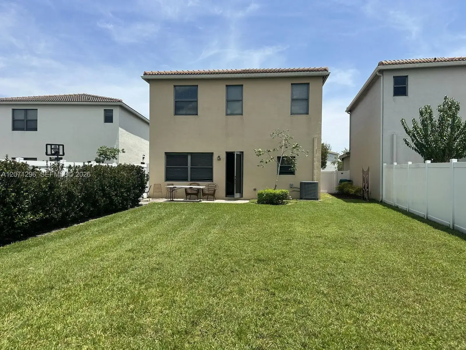 885 NE 191st St, Miami FL 33179 photo 2