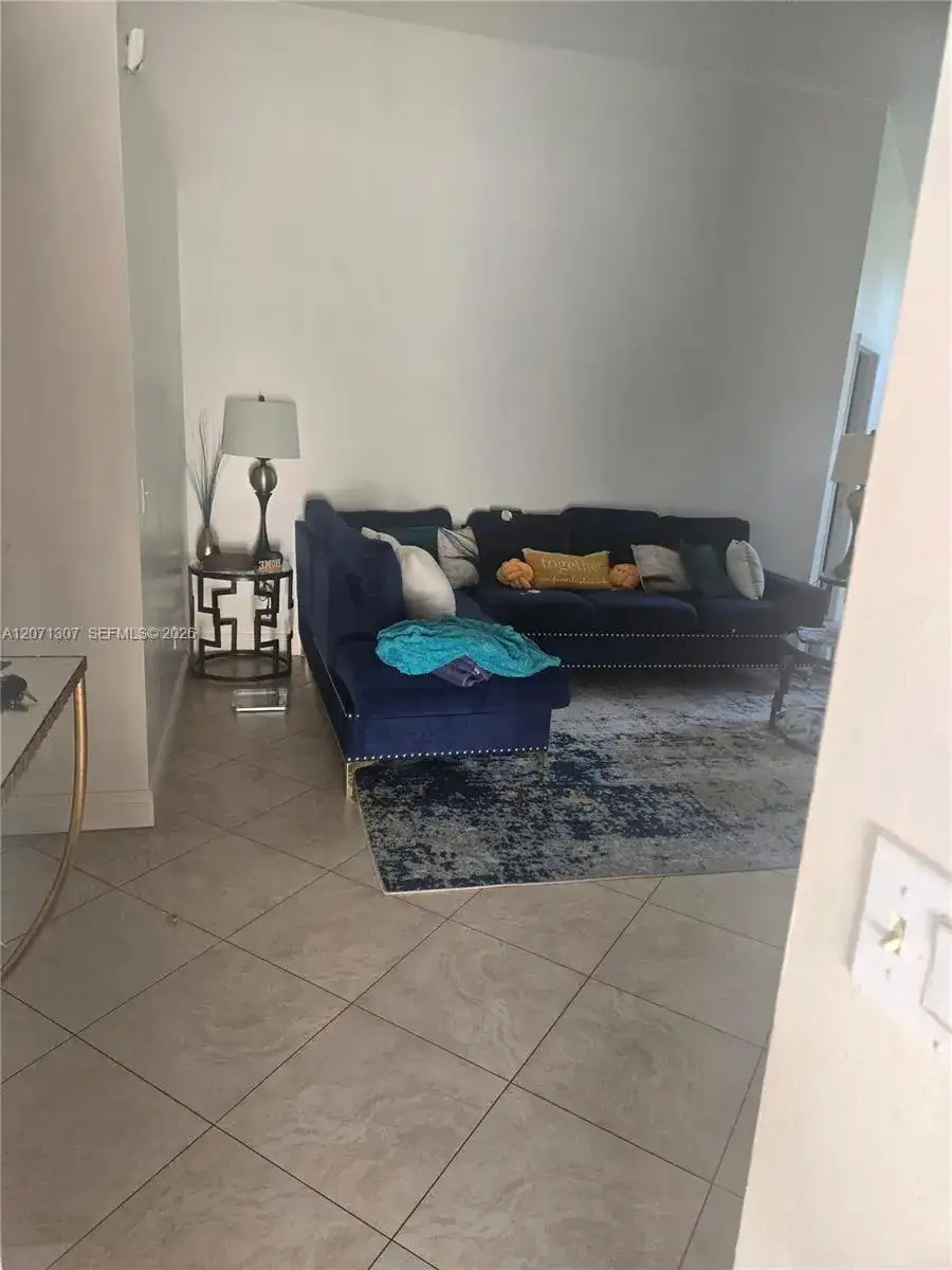 818 E Palm Run Dr, North Lauderdale FL 33068 photo 2