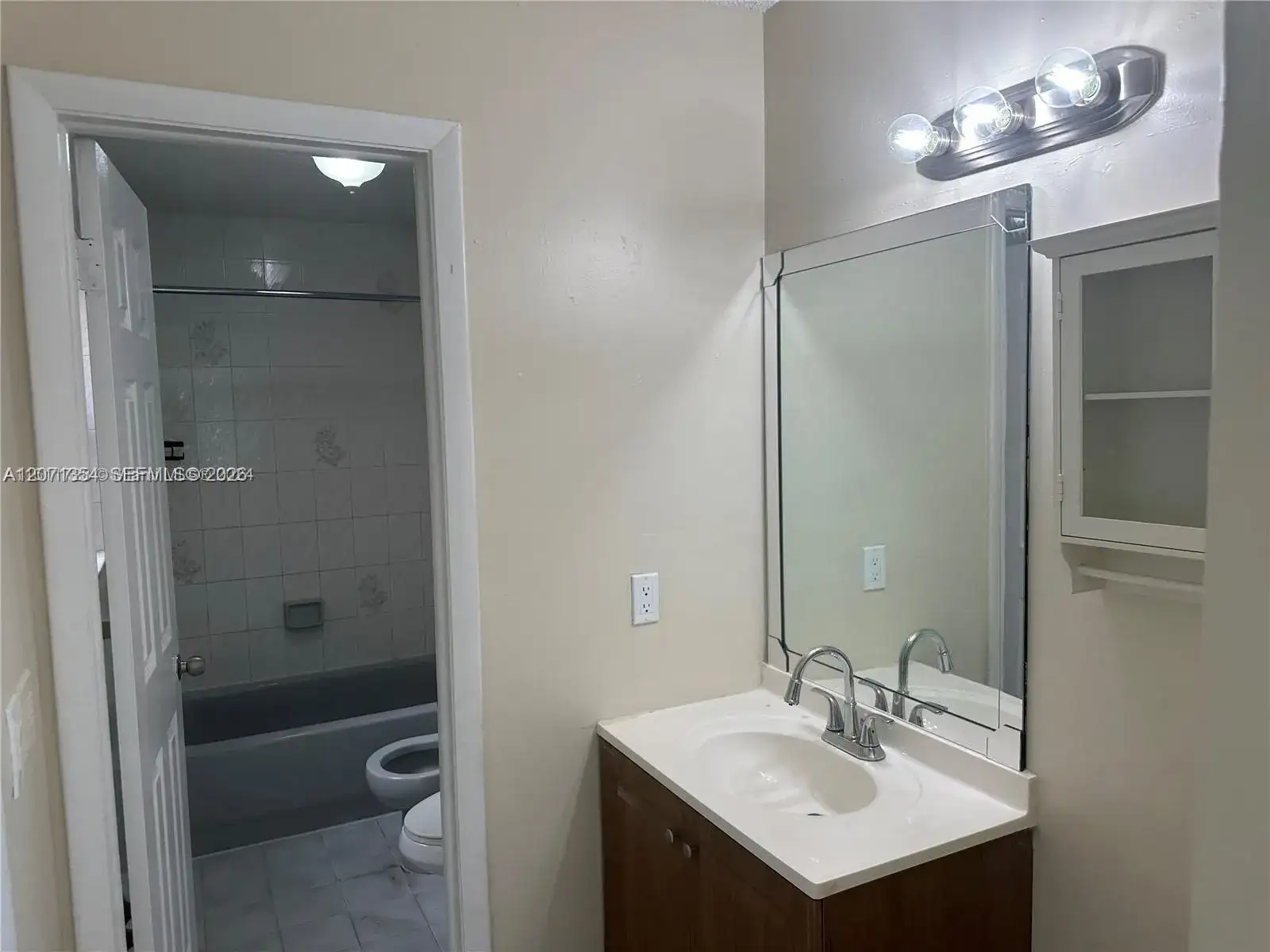 6991 NW 169th Ter, Miami Lakes FL 33015 photo 4