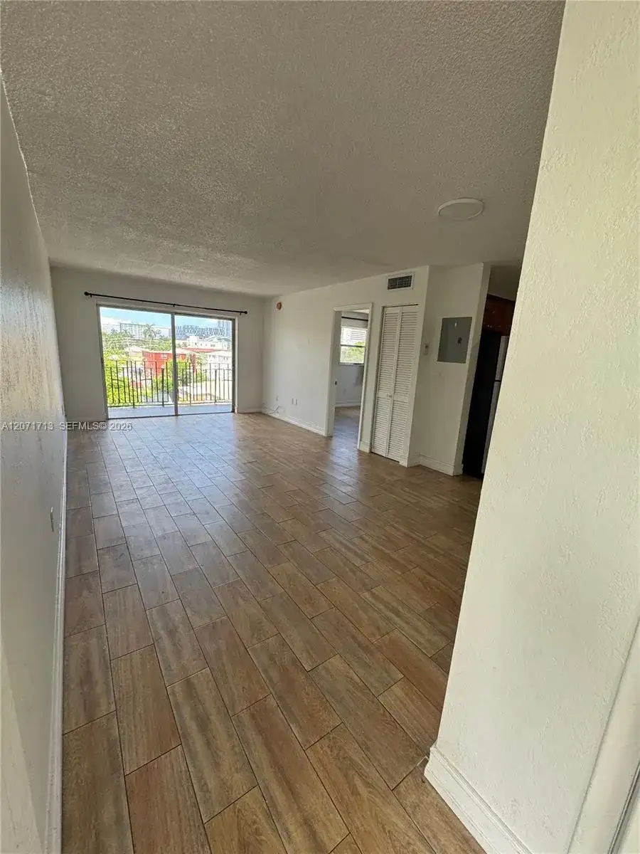 444 SW 4th St # 402, Miami FL 33130 photo 3