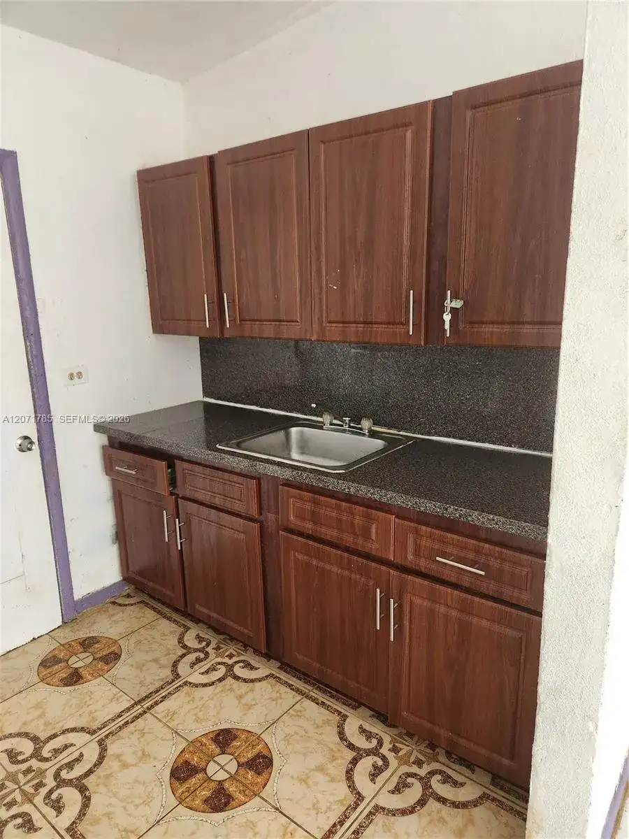 6950 NW 6th Ct, Miami FL 33150 photo 5