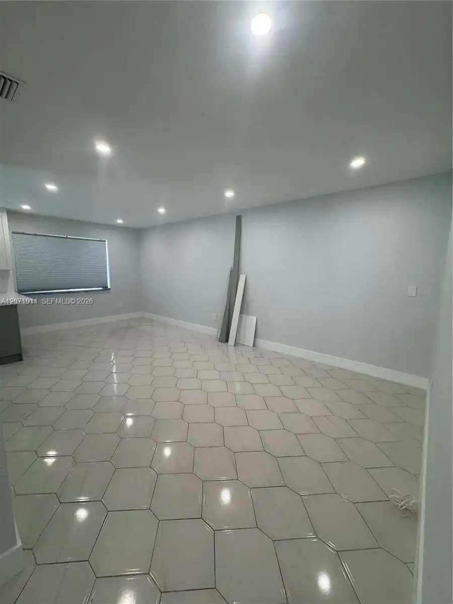 3160 NW 3rd St, Miami FL 33125 photo 5