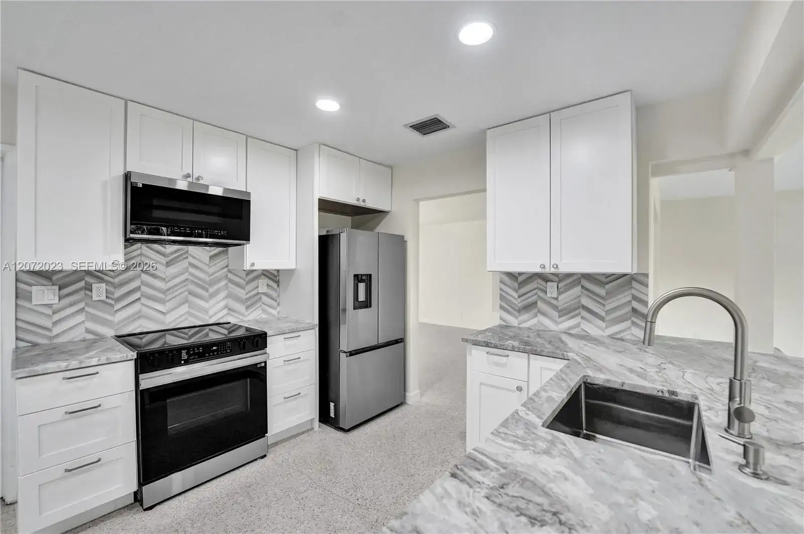 1524 NE 37th St, Oakland Park FL 33334 photo 2