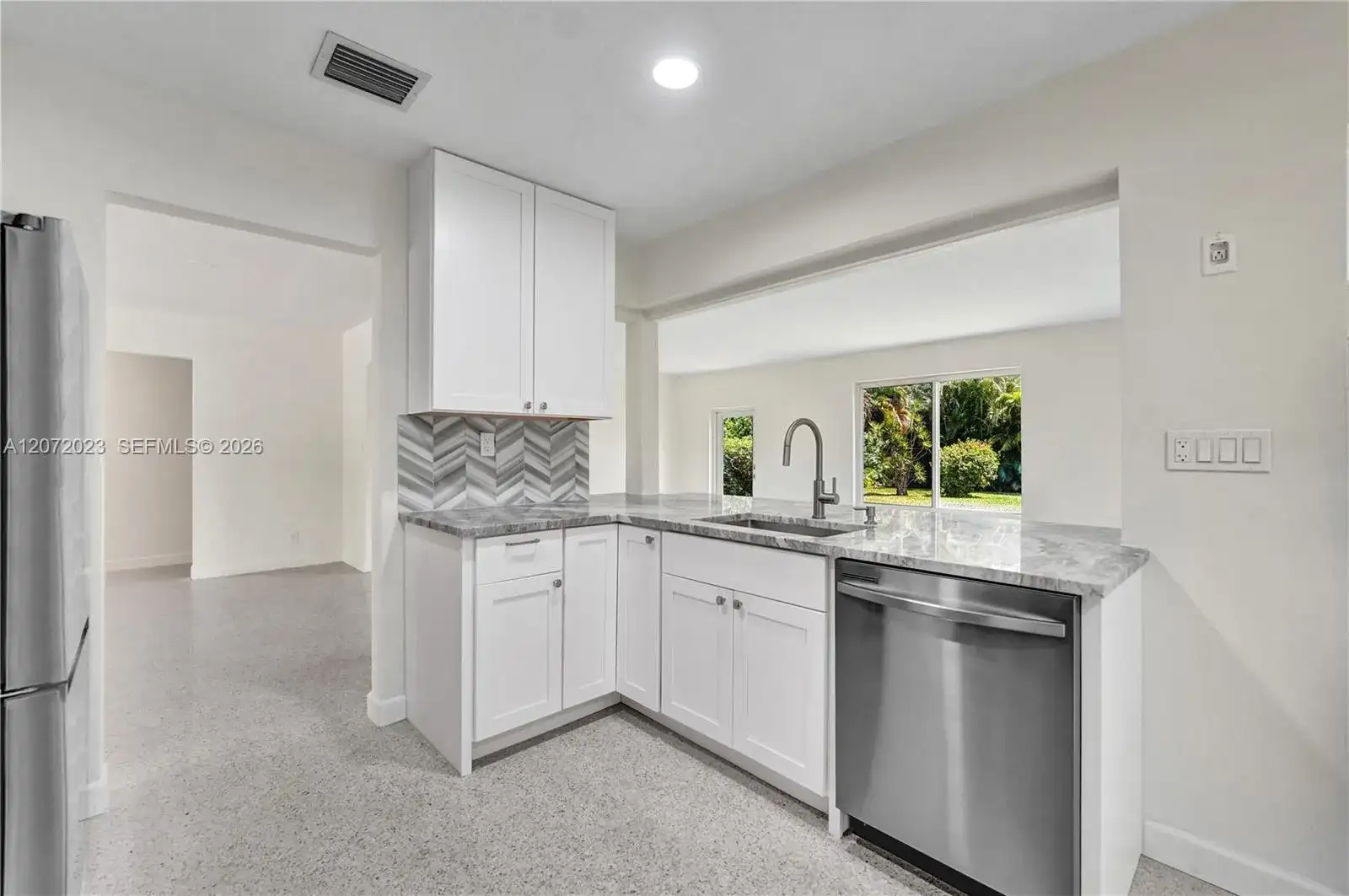 1524 NE 37th St, Oakland Park FL 33334 photo 4