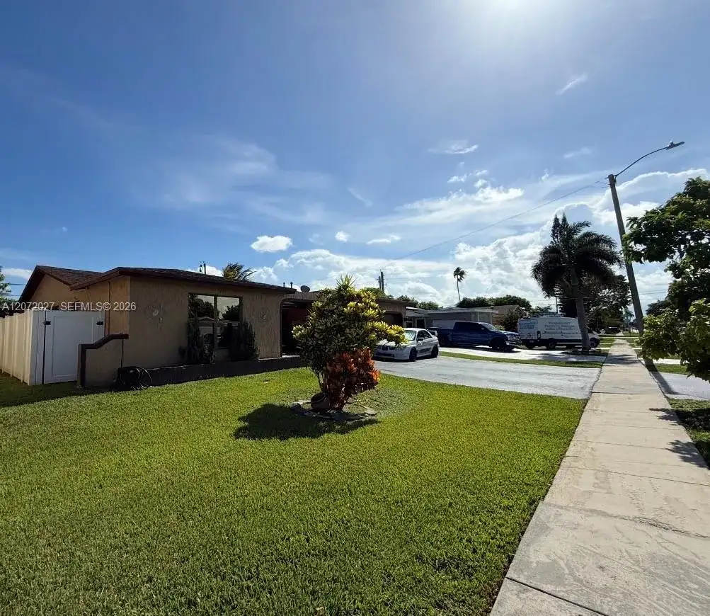 11450 NW 30th Pl, Sunrise FL 33323 photo 2