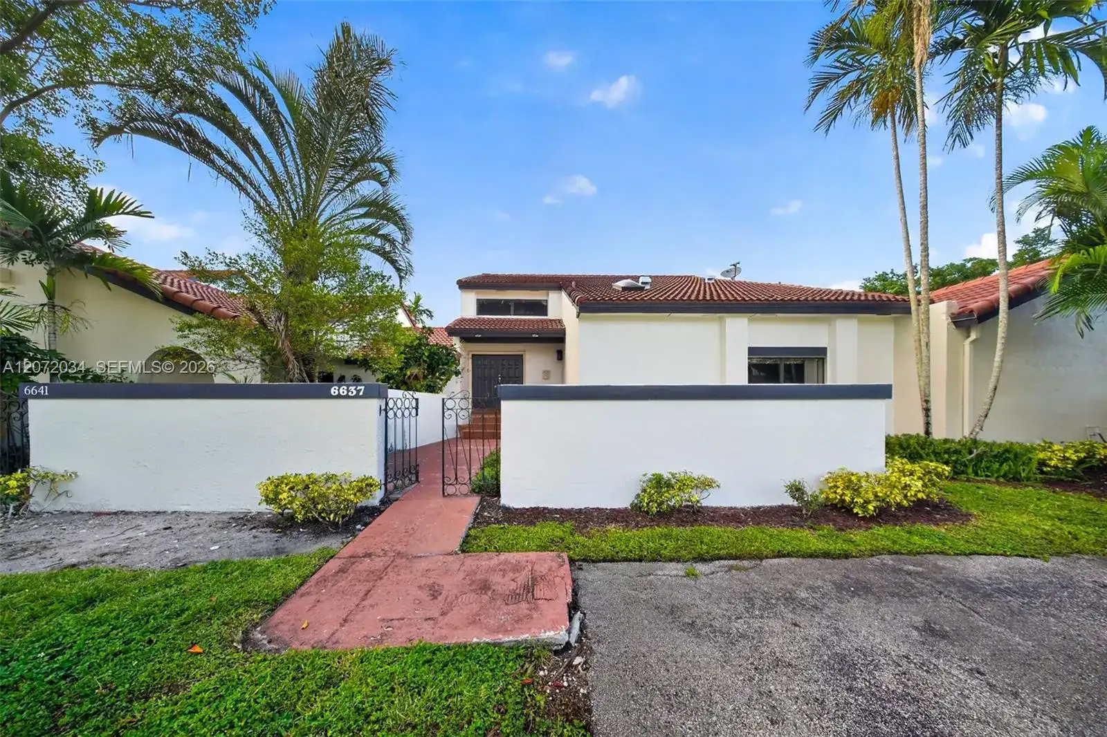 6637 NW 181st Ln, Hialeah FL 33015 photo 2