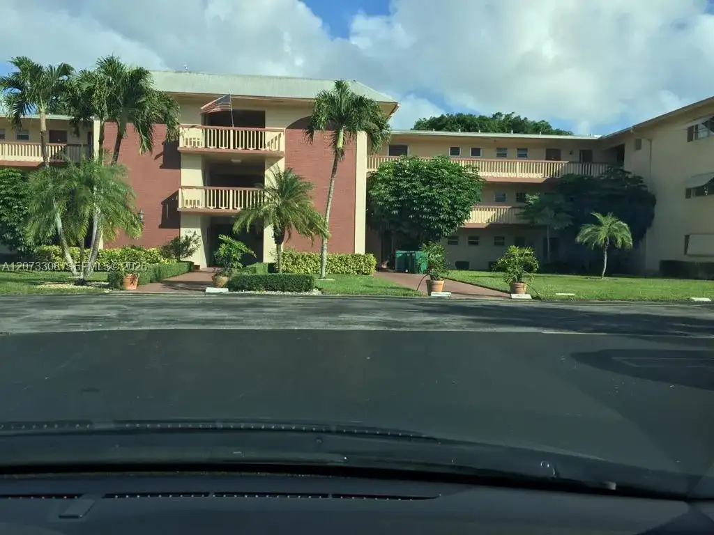 1001 Hillcrest Ct # 215, Hollywood FL 33021 photo 2