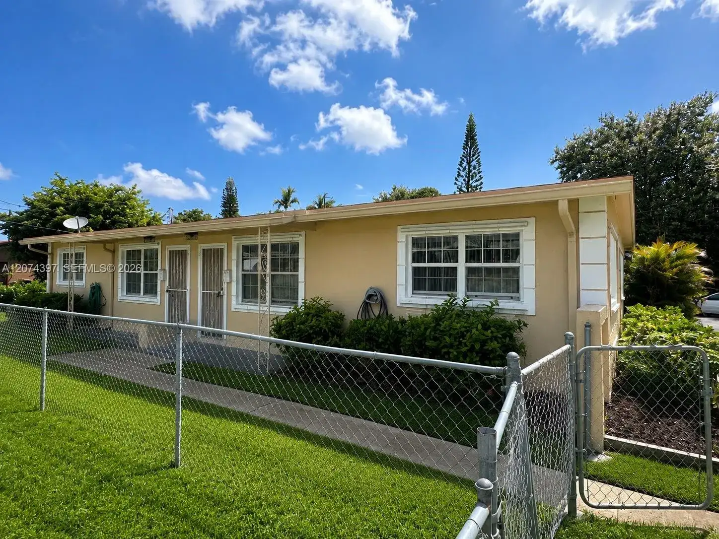 512 SW 10th St, Hallandale Beach FL 33009 photo 3