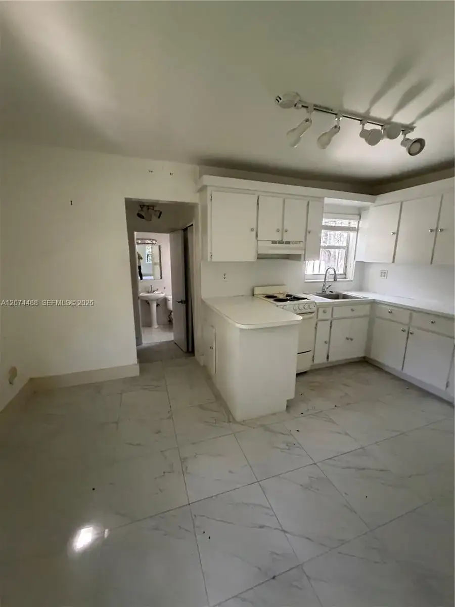 631 NE 60th St # A, Miami FL 33137 photo 4