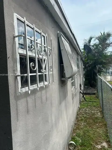 863 NW 113th St, Miami FL 33168 photo 4