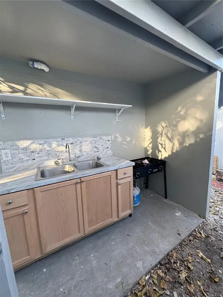1864 NW 27th St # B, Miami FL 33142 photo 5