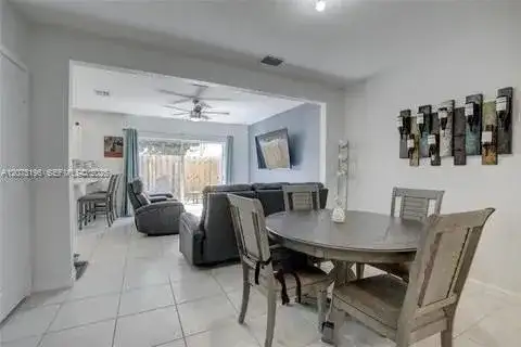 565 NE 5th Pl, Florida City FL 33034 photo 2