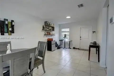 565 NE 5th Pl, Florida City FL 33034 photo 3