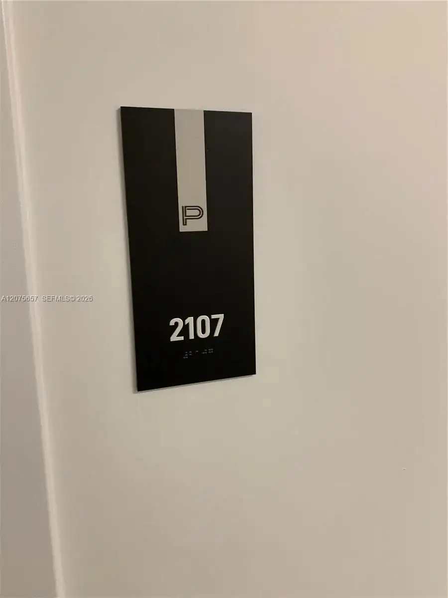 851 NE 1st Ave # 2107, Miami FL 33132 photo 3