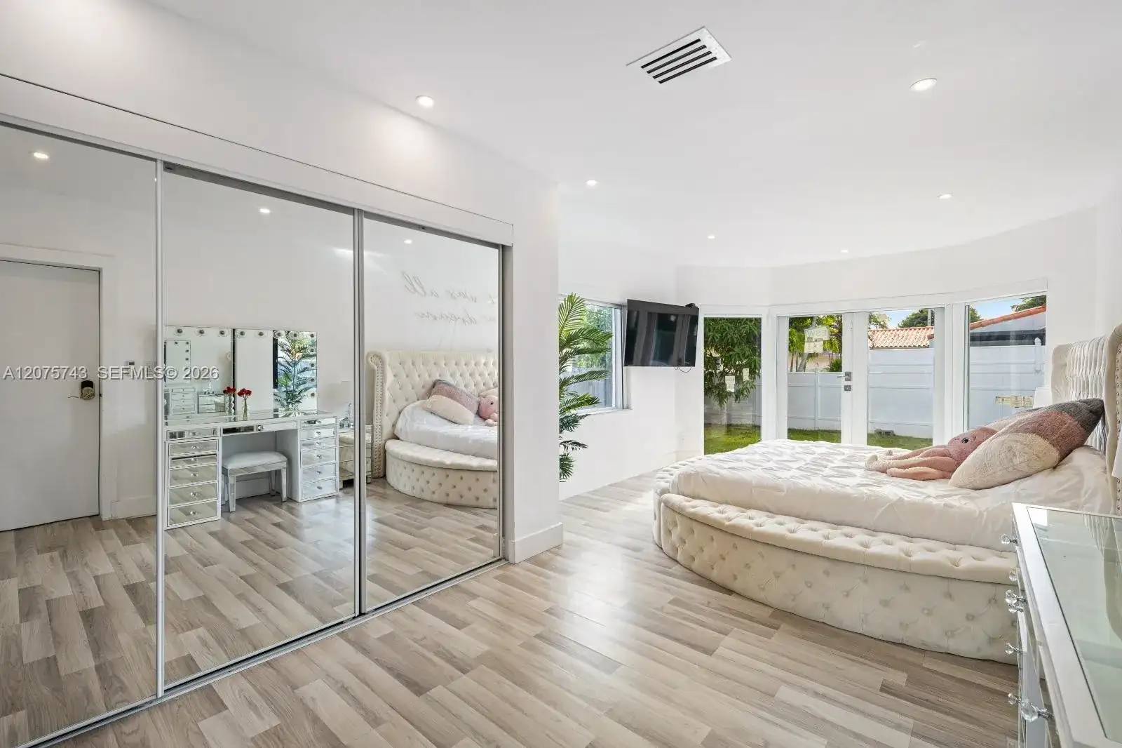 1460 Marseille Dr, Miami Beach FL 33141 photo 5
