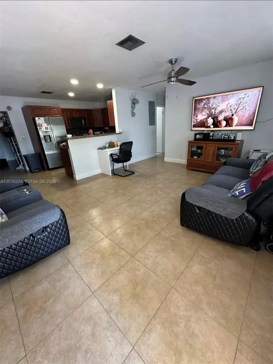 607 NW 42nd St, Oakland Park FL 33309 photo 4