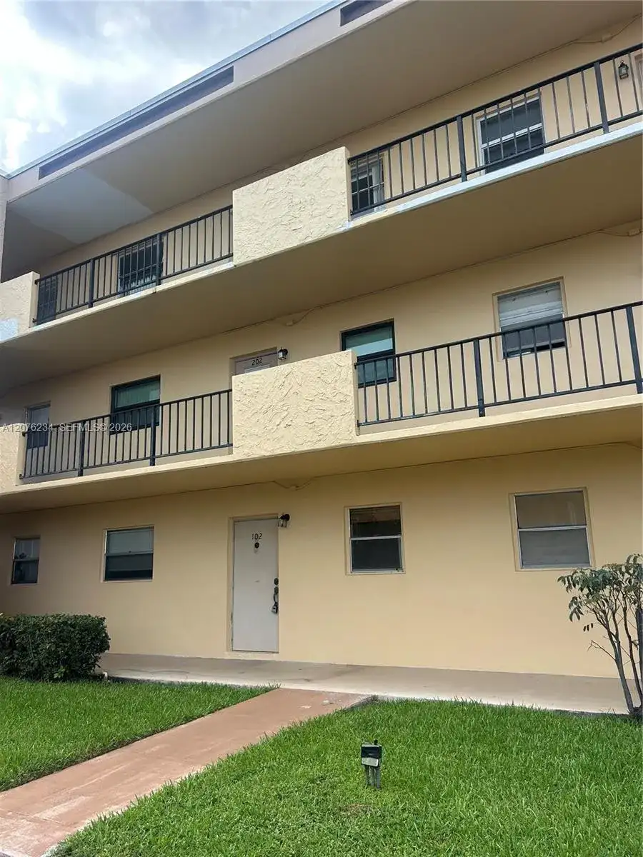 201 Berkley Rd # 102, Hollywood FL 33024 photo 3