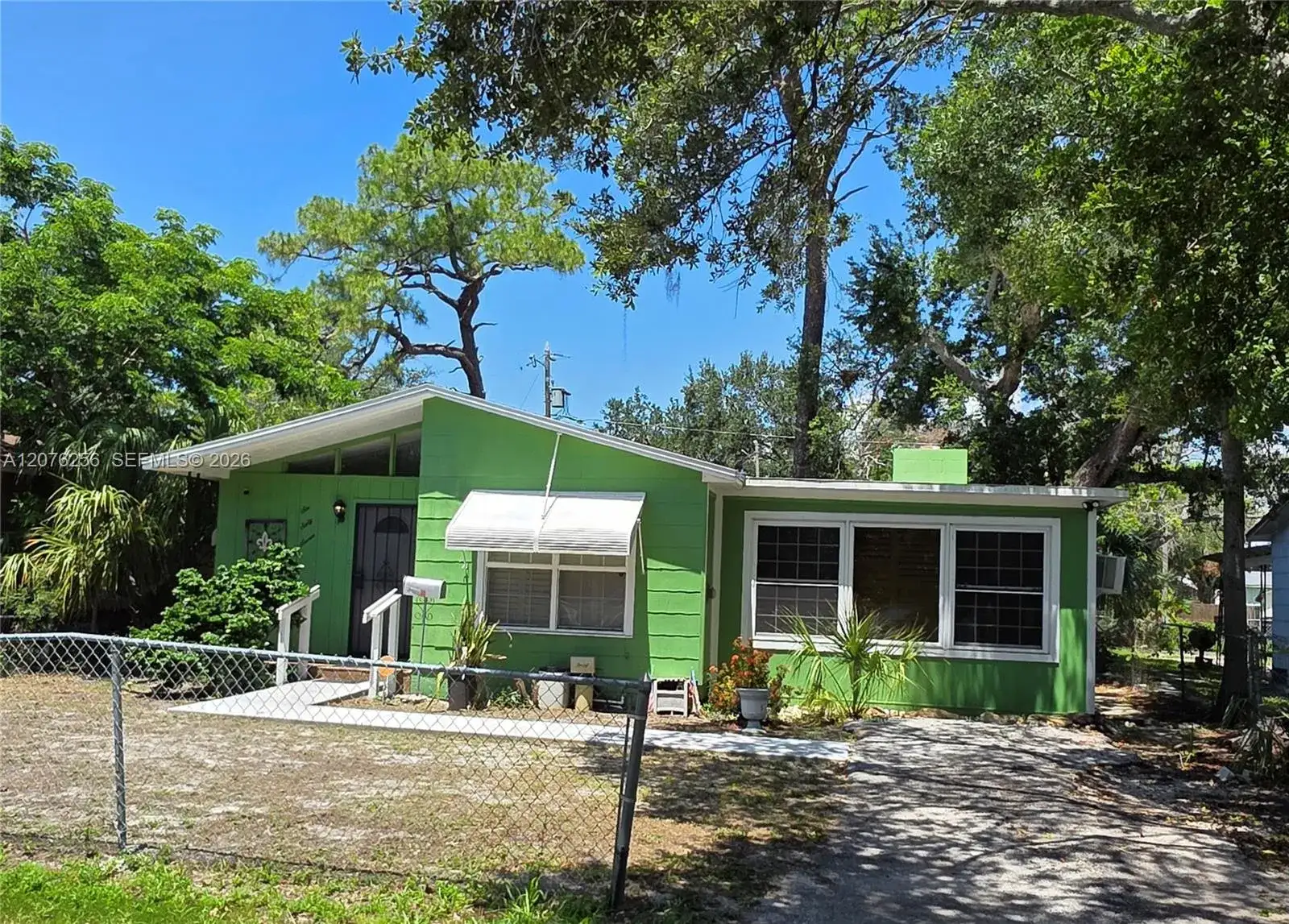 667 W Harbor Dr, St Petersburg FL 33705 photo 2