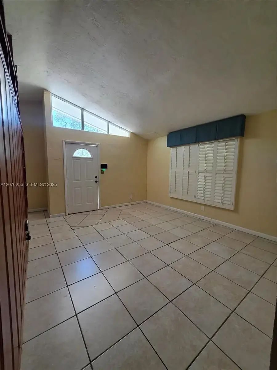 667 W Harbor Dr, St Petersburg FL 33705 photo 3
