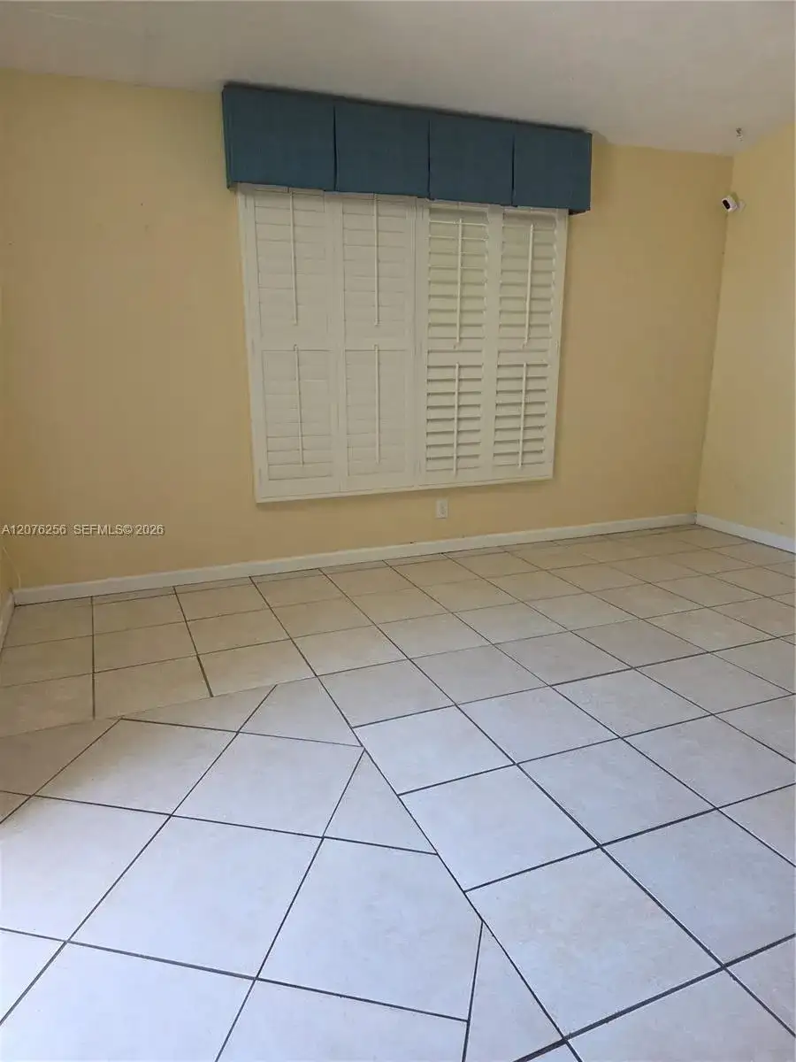 667 W Harbor Dr, St Petersburg FL 33705 photo 4