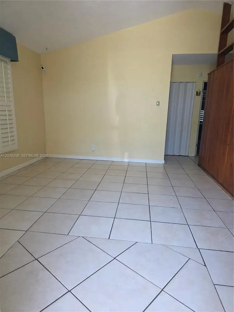 667 W Harbor Dr, St Petersburg FL 33705 photo 5
