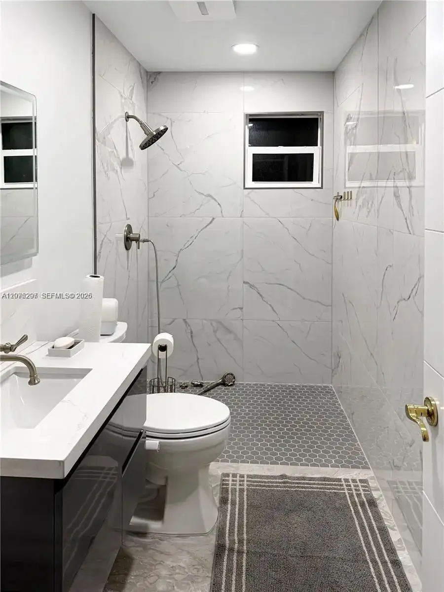 233 W 39th Pl, Hialeah FL 33012 photo 4