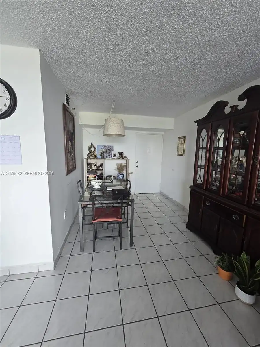 9688 Fontainebleau Blvd # 409, Miami FL 33172 photo 2