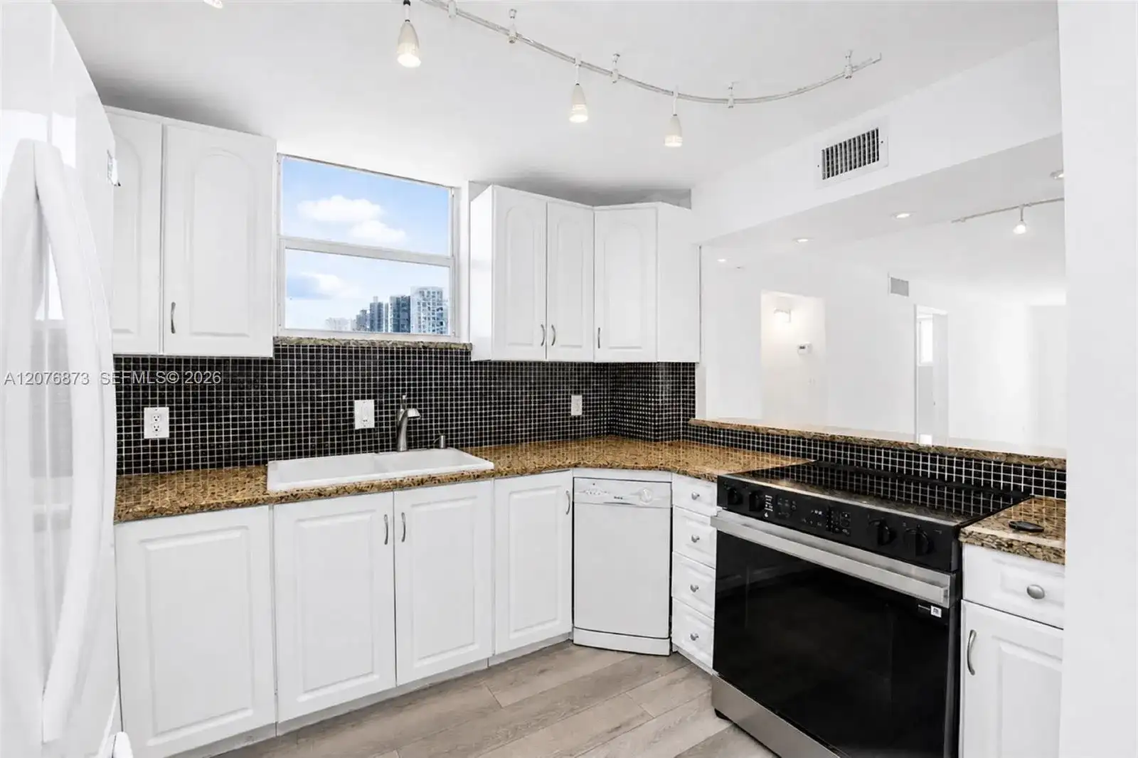 1045 10th St # 604, Miami Beach FL 33139 photo 5