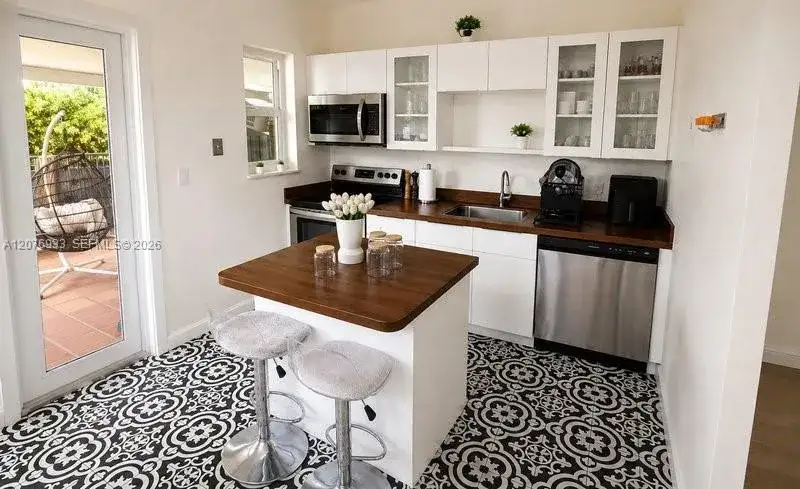 985 SW 10th St # 1, Miami FL 33130 photo 4