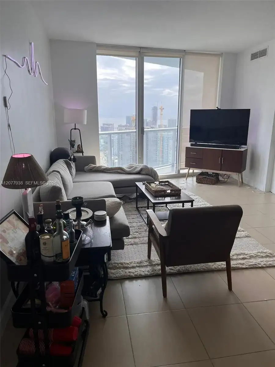 185 SW 7th St # 3702, Miami FL 33130 photo 2